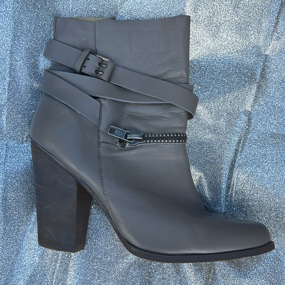Joe's Jeans Womens Addison grey Leather Bootie. Size 10.